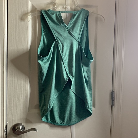 Green Athletic/Athleisure Top - Picture 4 of 5